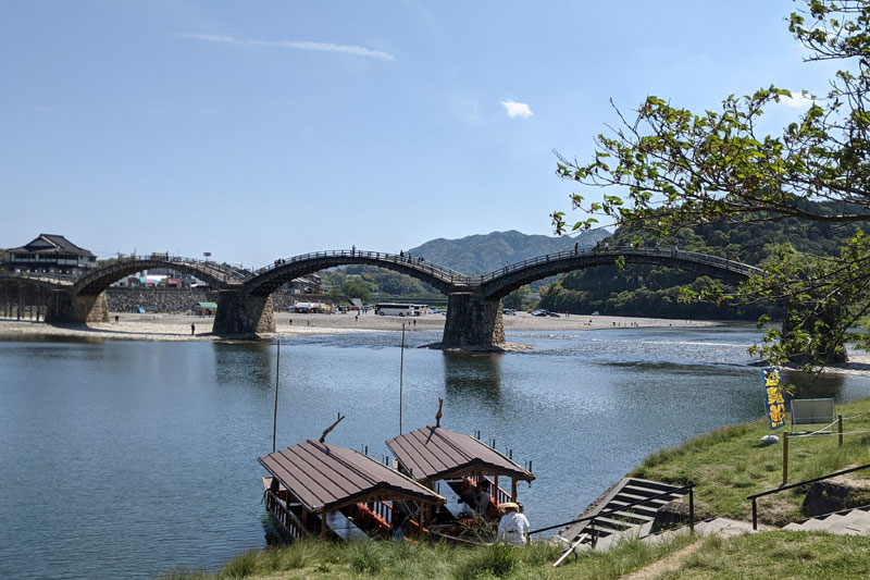 広島・松山それぞれにフリー区間があり旅の楽しさが広がる。写真はフリー区間の岩国（山口県）にある錦帯橋