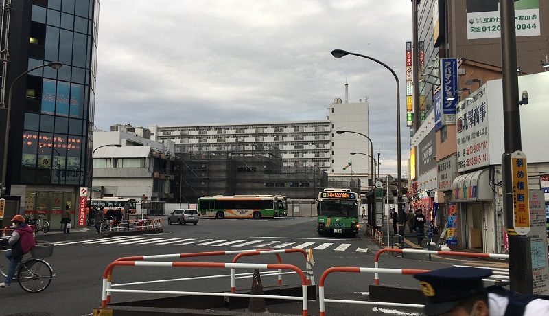 オバ記者 駅前