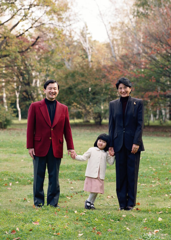 愛らしく雅子さまにもたれかかる愛子さま（2004年12月、写真／宮内庁提供）