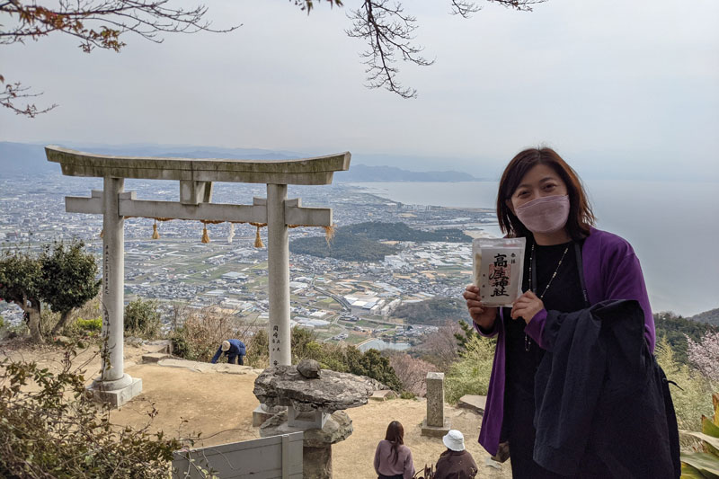 天空の鳥居と話題の高屋神社の本宮