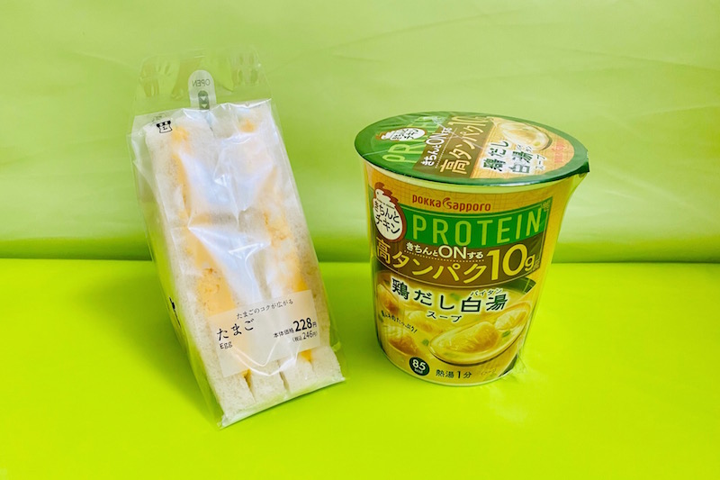 『たまごサンド』（ローソン）246円（税込）＋『きちんとチキン 鶏だし白湯スープ』（ポッカサッポロ）220円（税込・編集部調べ）