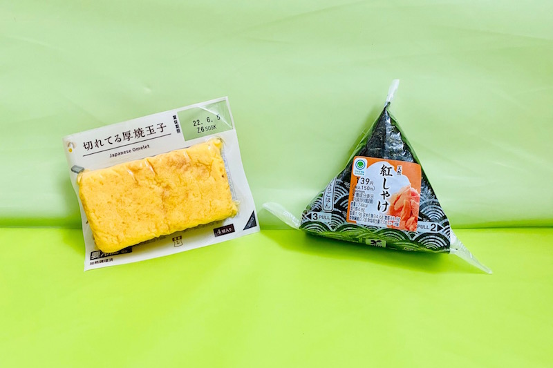 『手巻　紅しゃけ』（ファミリーマート）150円（税込）＋『切れてる厚焼玉子』（ローソン）120円（税込）