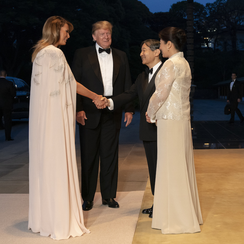 2019年5月27日、令和になって初めての国賓として天皇皇后両陛下との宮中晩餐会に出席したトランプ大統領夫妻（当時）を迎える天皇陛下と雅子さま