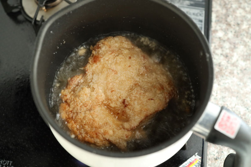 鍋でサラダ油を180度に熱し、【2】を揚げる