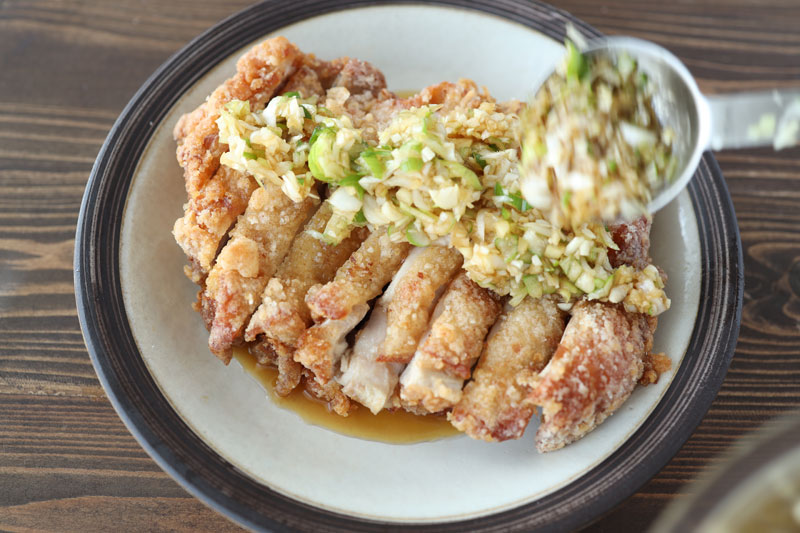 さっぱりねぎダレが肉の旨味を引き立てる！「極上ざくざく油淋鶏」