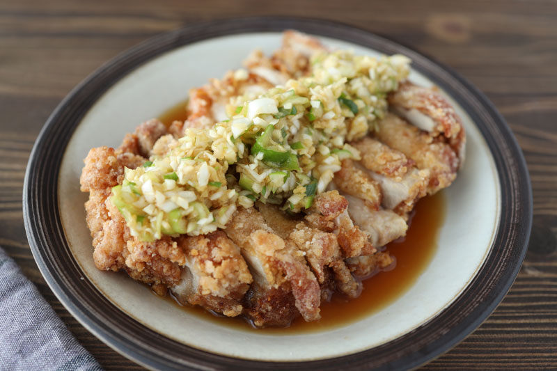 さっぱりねぎダレが肉の旨味を引き立てる！「極上ざくざく油淋鶏」