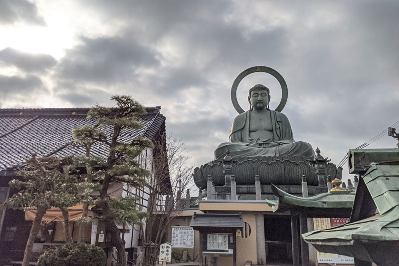 町中にたたずむ高岡大仏