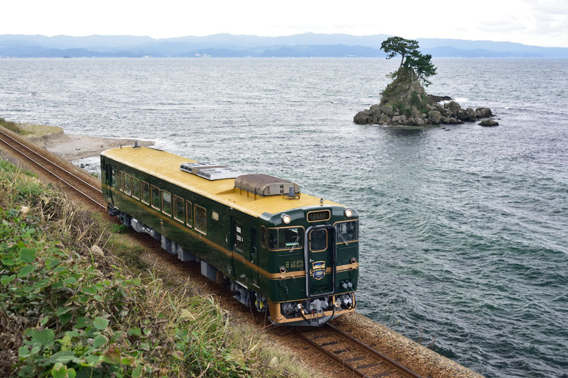 雨晴海岸付近を走る観光列車「べるもんた」。フリーきっぷに座席指定券（530円）で乗車OK