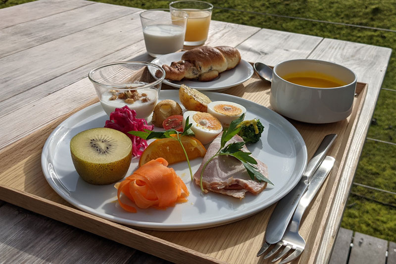 朝食は、和洋から選択。写真は洋食。フォトジェニックでテンションがあがる（MIROKU 奈良 by THE SHARE HOTELS）