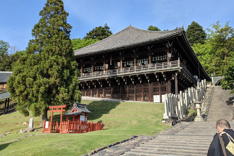 奈良の神社仏閣の中でも個人的に好きな、東大寺二月堂。夕暮れ時が素晴らしい