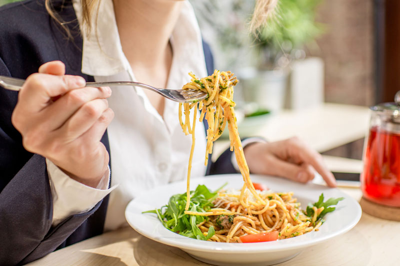 パスタを食べている女性