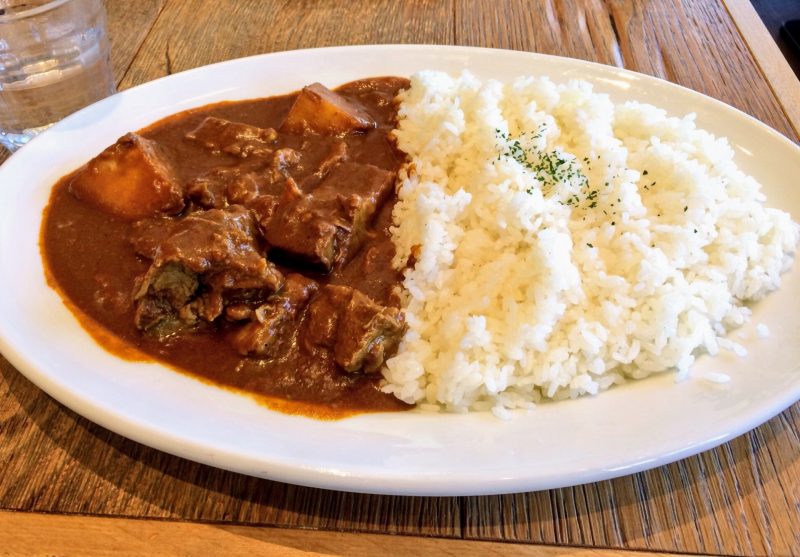 白い楕円の皿にのったカレー