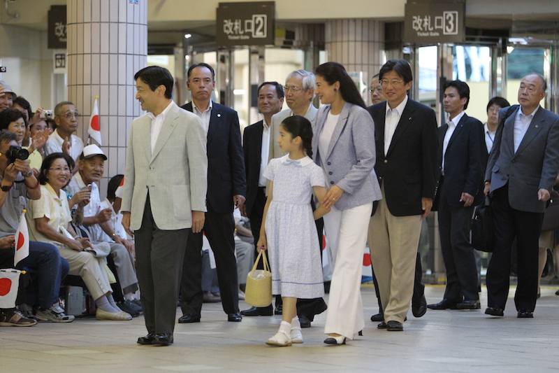 愛子さまはかごバッグを持たれ夏らしいムード（2010年8月4日、Ph／JMPA）