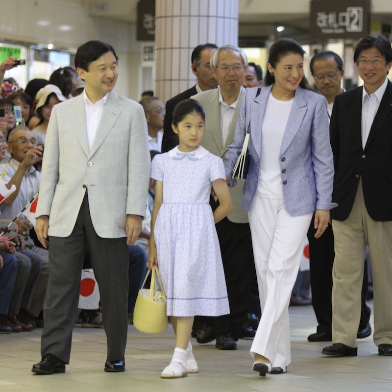 2010年8月、静岡県下田市の須崎御用邸へ向かう天皇皇后両陛下と愛子さま