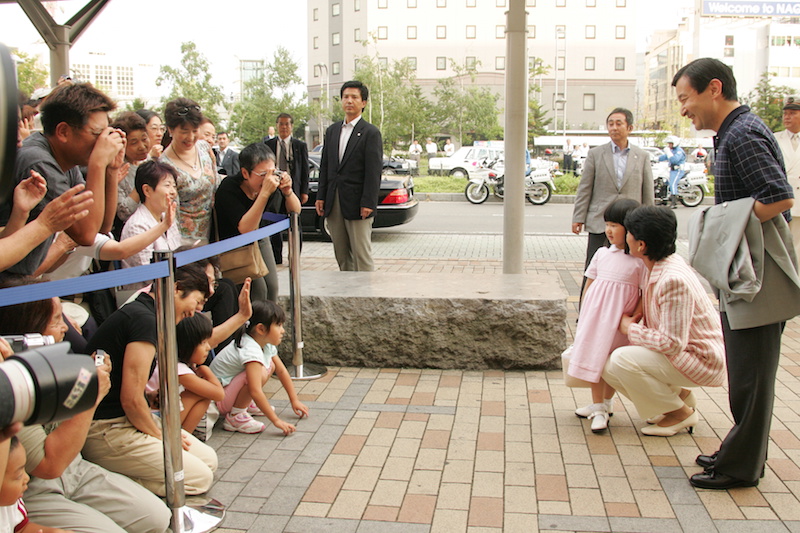 集った人たちに少し照れた様子の愛子さま（2005年8月29日、Ph／JMPA）