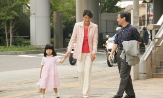 たまやきこ様ブルゾン、オーバーブラウスおまとめ 皇后雅子さまと幼き愛子さまの行楽ファッション “おそろいの色