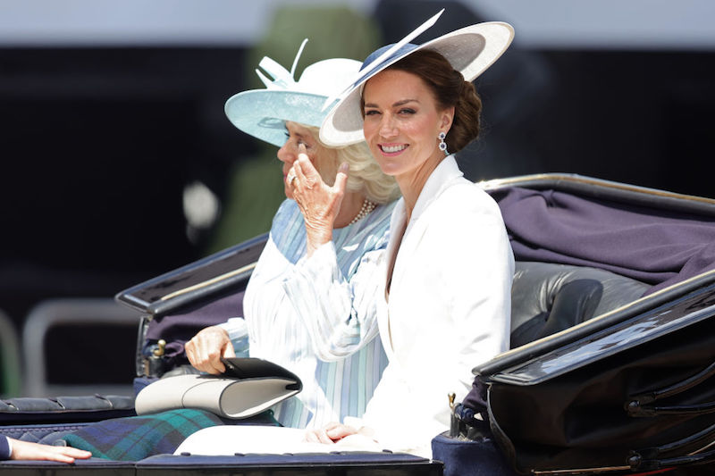 初日も英国ブランドのアレキサンダー・マックイーンの白いブレザードレスという装い（2022年6月2日、Ph／GettyImages）