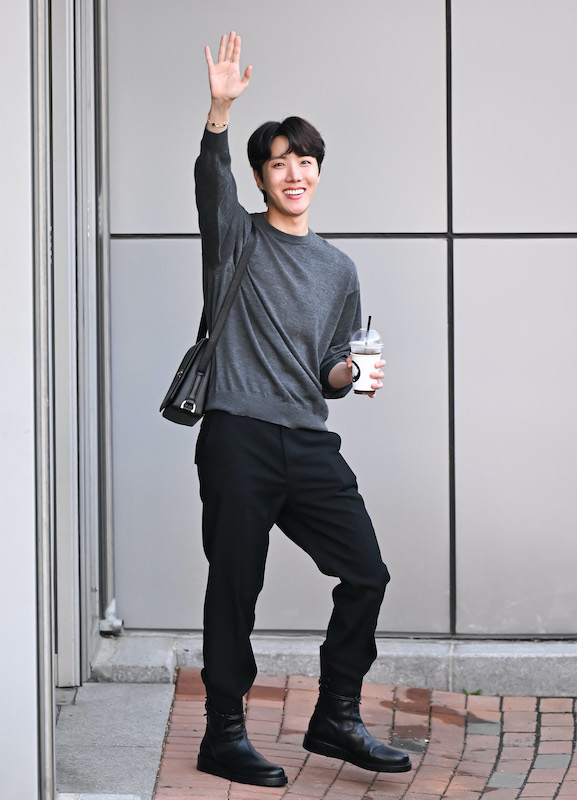 ショルダーバッグもフェミニンなJ-HOPE（Ph：AFLO）