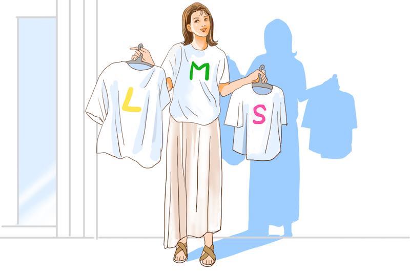 右手にLのTシャツ、左手にSのTシャツを持った、MのTシャツを着た女性のイラスト