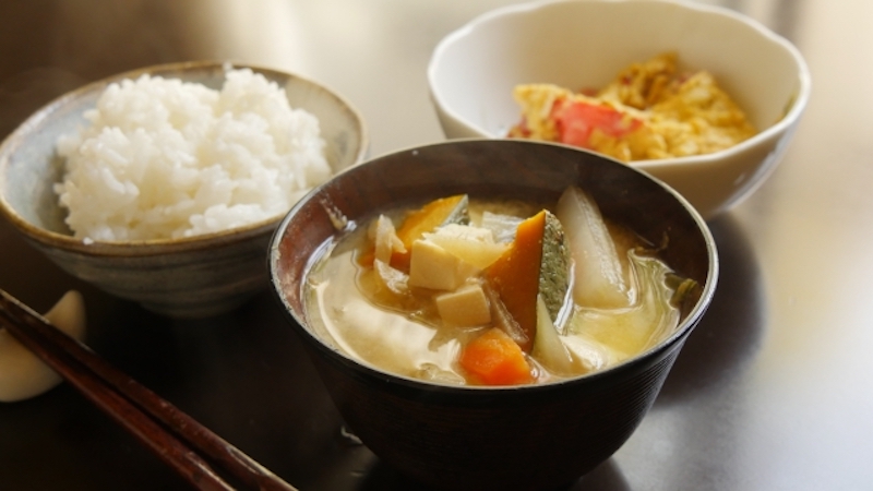 具沢山味噌汁のある食卓