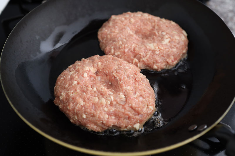 フライパンでサラダ油を強めの中火で熱する。肉だねを入れて、両面に焼き色が付くまで焼く