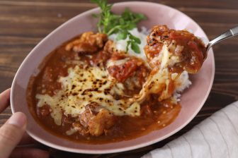 たっぷりトマトで旨味たっぷり！チーズと相性抜群「完熟トマトの無水カレー」【もあいかすみ ラク…