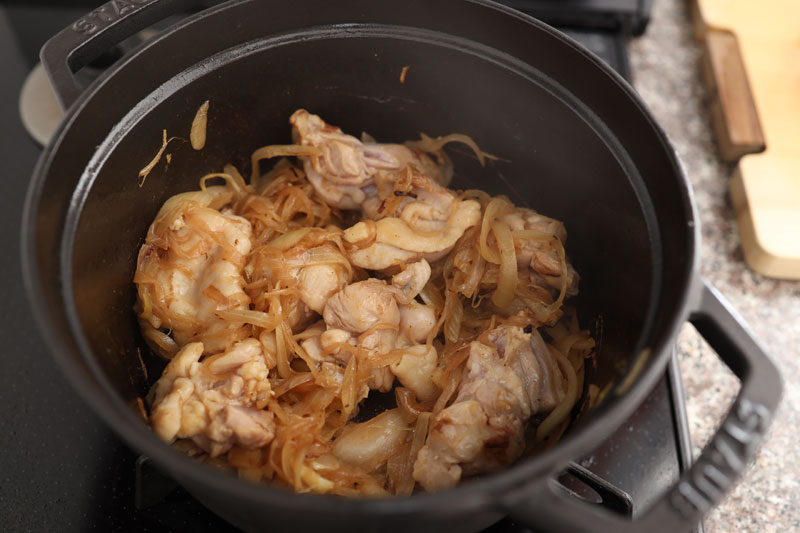 色がついてきたら、鶏もも肉を加えて、表面の色が変わるまで炒める