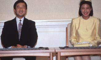 ご成婚29年の天皇皇后両陛下、手を取り歩まれた軌跡 ご成婚パレード