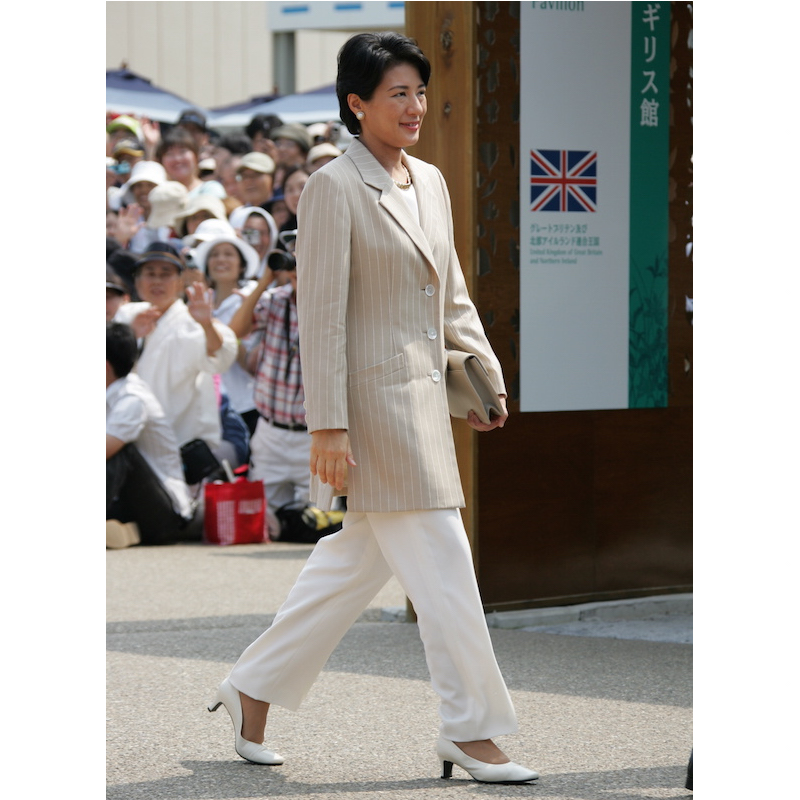 イヤリングを含め、白が涼やかに見せてくれている（2005年7月20日、Ph／JMPA）