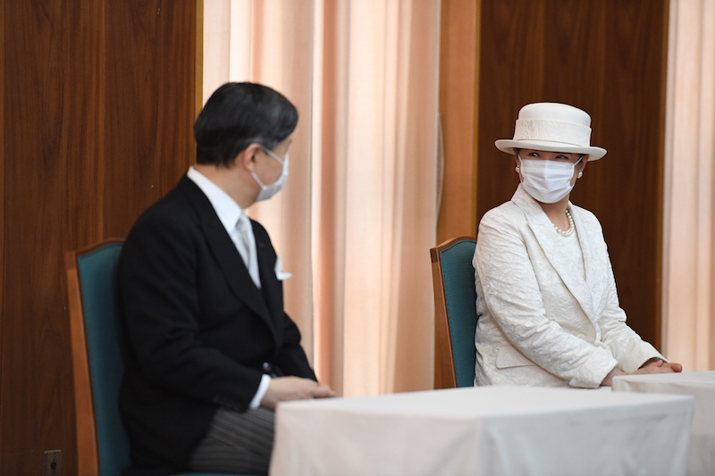 笑顔で陛下と目配せされる雅子さま（2022年6月27日、Ph／JMPA）