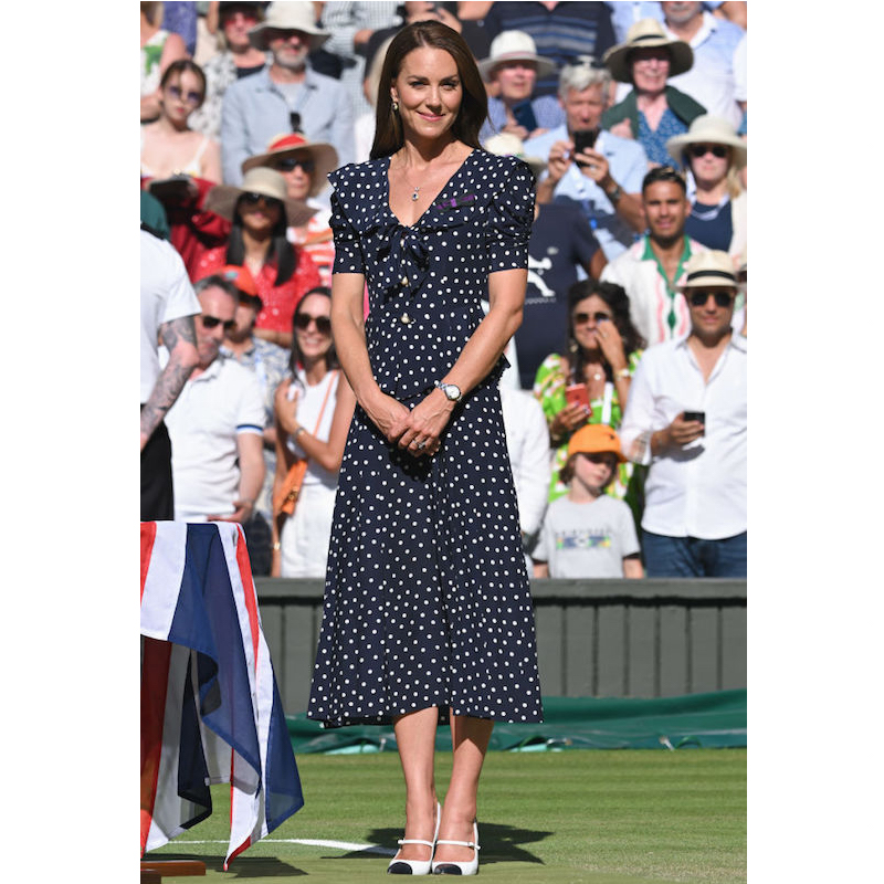 足元はネイビー×白のバイカラーのパンプス（2022年7月10日、Ph／GettyImages）