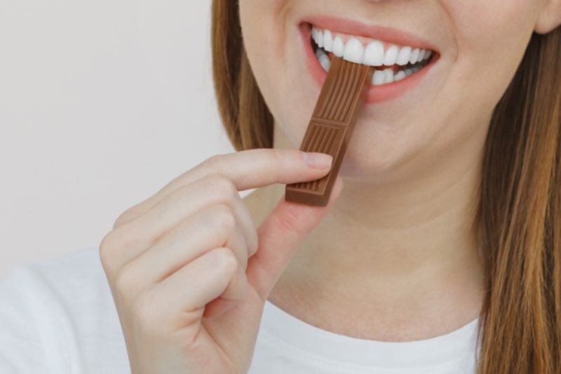 チョコレートを食べる人