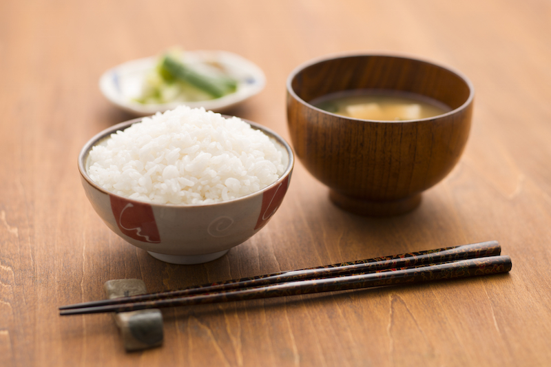 みそ汁ご飯お新香箸が並んだテーブル