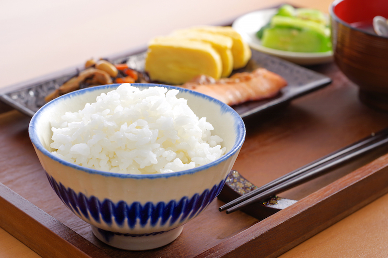 玉子焼き、焼き魚、煮物、汁物、ご飯が並んだお盆