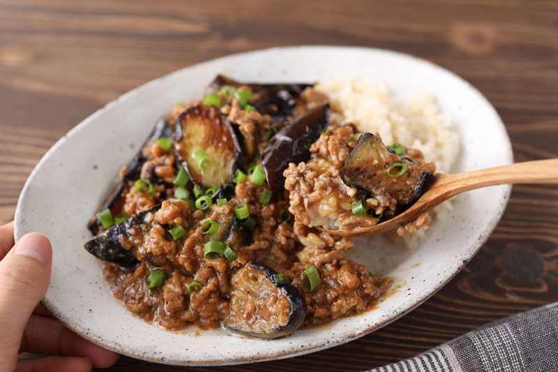 ナスをよりおいしくヘルシーに楽しむ！「ナスと挽き肉の甘味噌丼」