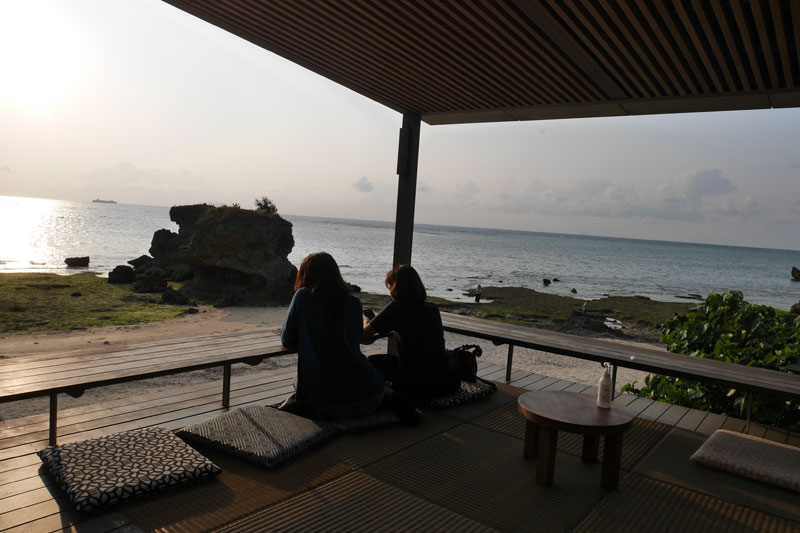 畳敷きの海辺のテラス席（バンタカフェ）