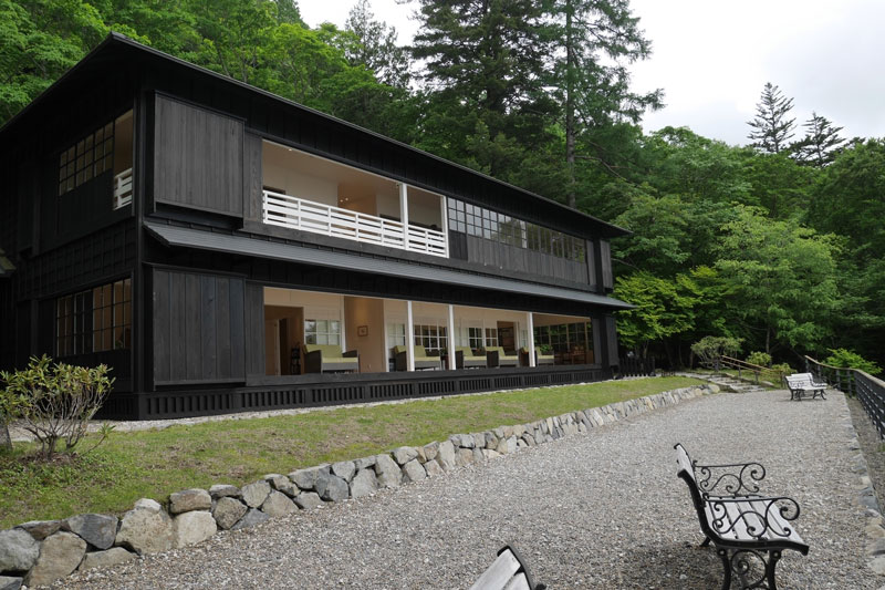 中禅寺湖の湖畔にたたずむ旧英国大使館別荘（建物への入館は300円）