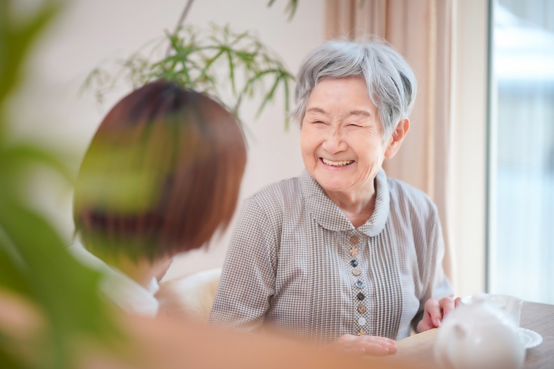 お年寄りの話は何度でも聞いてあげよう（Ph／photoAC）