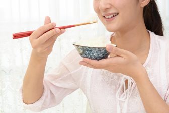 夕食をとらないと逆に太る？管理栄養士がすすめるのは「21時まで」「分食」