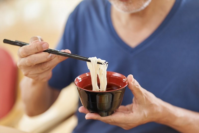 男性が食事している写真