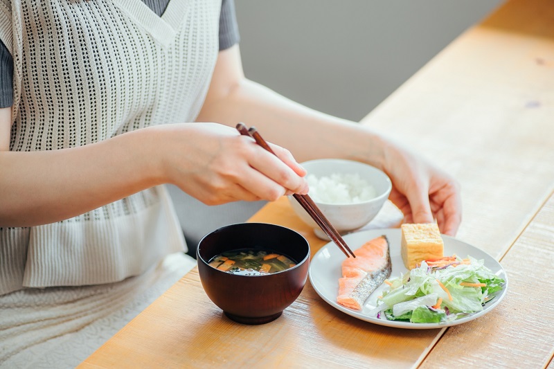 食事を摂っている女性