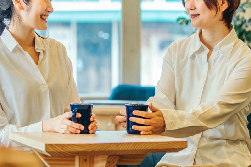 女性ふたりがカフェでお茶をしている