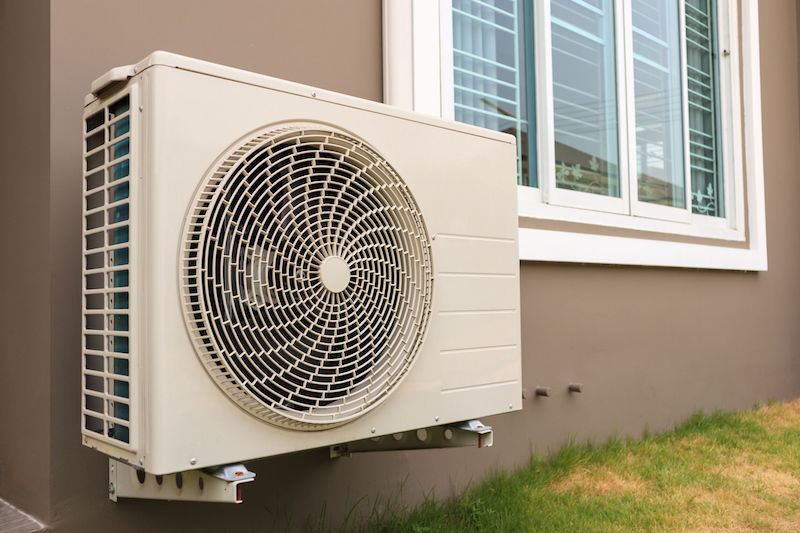 実はエアコンの心臓部は室外機。室外機が適切な状態にないと、電気代が高くなってしまうことも（Ph／イメージマート）