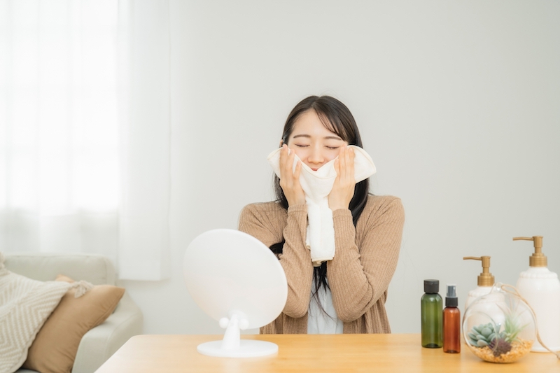 ホットタオルで耳を温める「耳温熱」（Ph／photoAC）