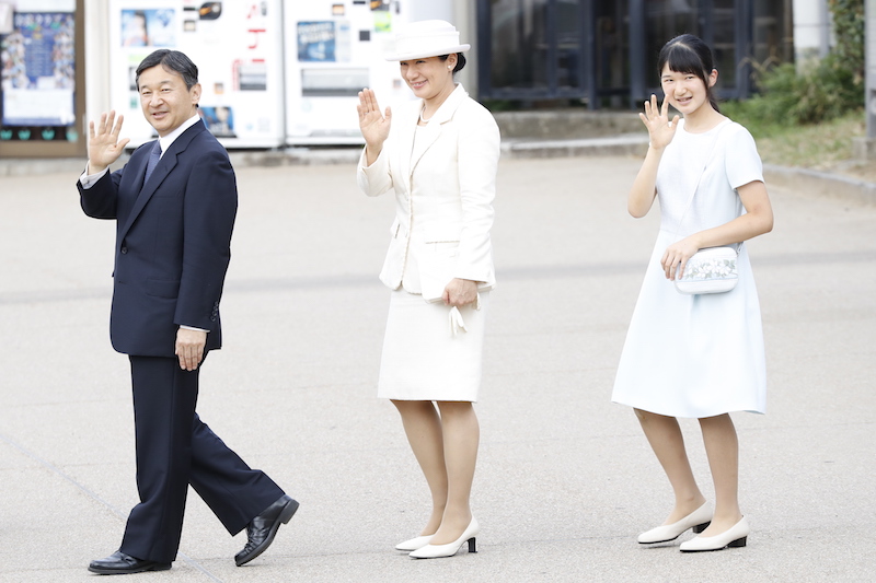 2016年7月、神武天皇陵を参拝されるためご一家で奈良県をご訪問の天皇皇后両陛下と愛子さま