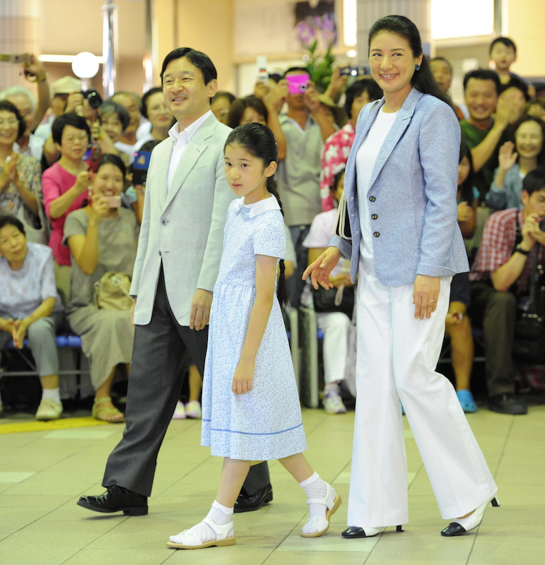 愛子さまは水色のワンピースに足元は白で、雅子さまと色味がリンク（2010年8月4日、Ph／JMPA）