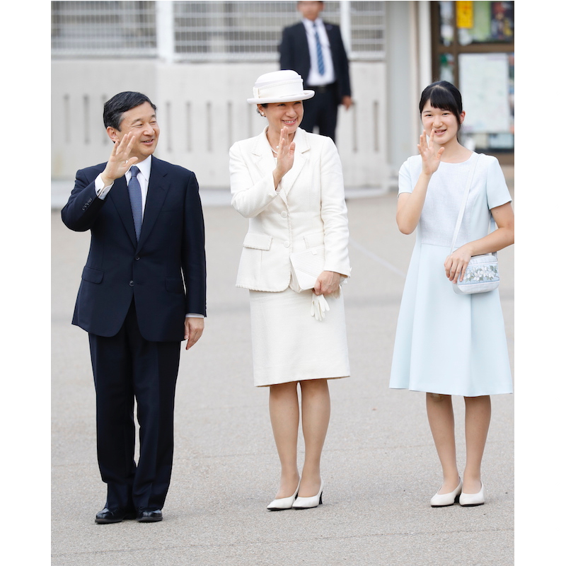 清潔感のある白は長袖でも涼しげ（2016年7月21日、Ph／JMPA）