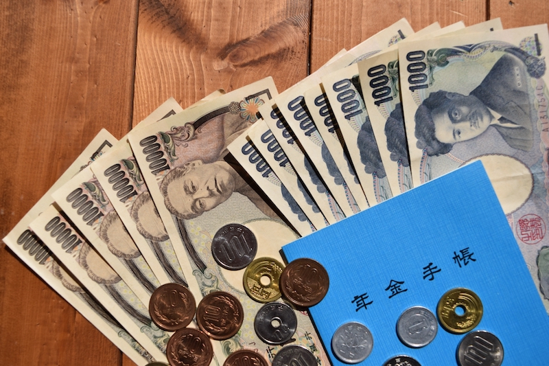 年金手帳と現金