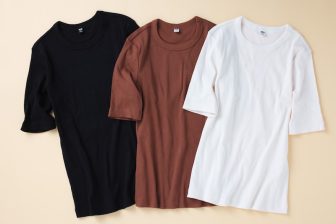 「ユニクロ」のリブTがアラフィフのTシャツコーデをアップデート！「透けない」「へたらない」「…