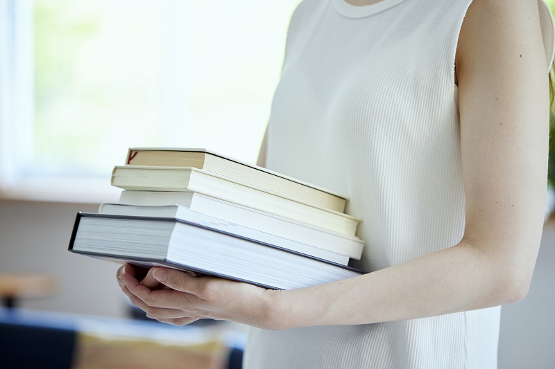 読書は知識が増えるだけでなく会話に必要な読解力も養える（Ph／イメージマート）